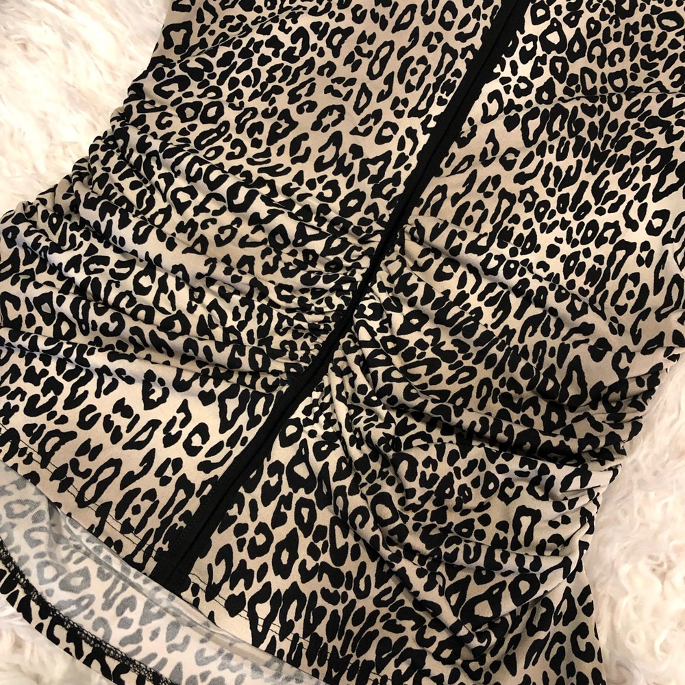 Vince Camuto leopard print top with ruching - Picture 2 of 8